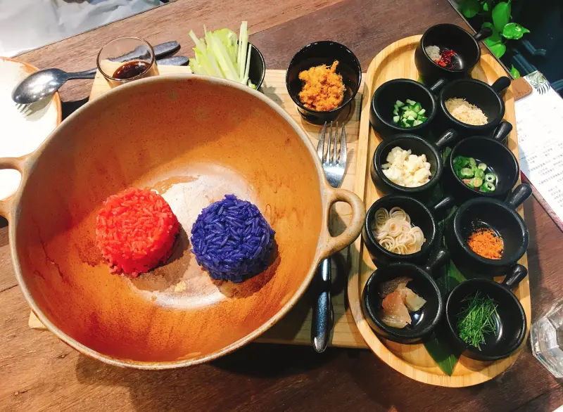 《台中❤️南屯》泰Thai.J  宮廷花園風泰式料理🌴💐🌿繽紛雙色泰式米沙拉好討喜