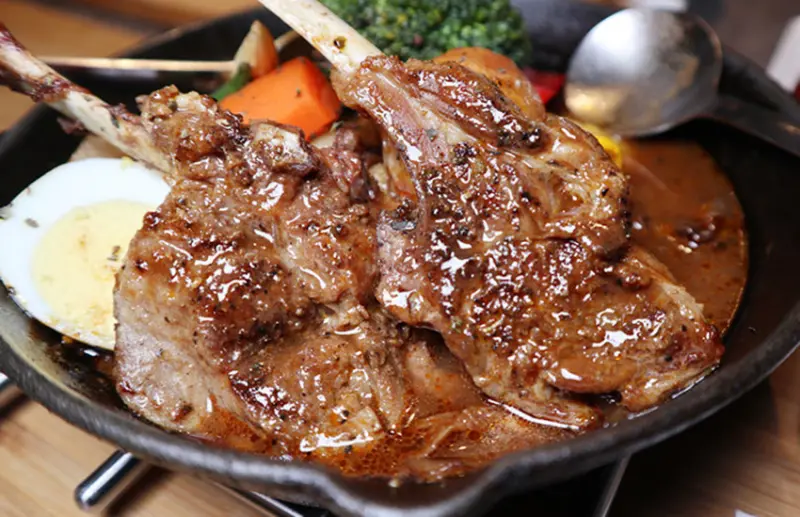 「東區咖哩」【銀兔湯咖哩信義店】，可吃可喝的日本北海道湯咖哩，原汁原味來台展店，彷彿將漫畫世界裡的美食引到現實世界！#市府站美食推薦