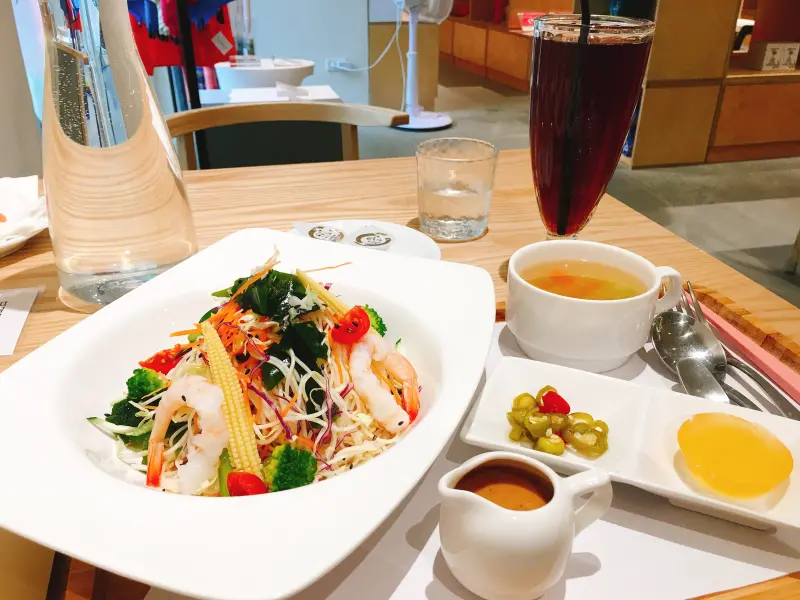 《台北❤️松山》高貴不貴咖啡廳，民生社區裡的KONCENT台北富錦 x M CAFÉ☕️