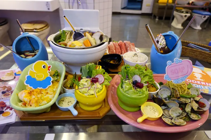 士林打卡餐廳-便所歡樂主題餐廳，士林網美下午茶餐廳，有廚師現點現做好吃餐點，價錢不貴好拍好玩，適合聚會、包場的士林ig打卡餐廳