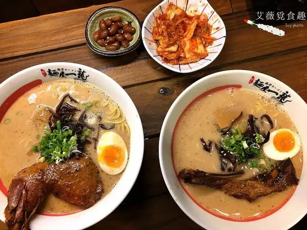 【台中北區】宵夜文深夜勿看，保證讓你肚子咕嚕叫!夜晚坐在路邊來碗內有大雞腿排或豬肋排的拉麵，超享受的 || 麵屋一龍 育德店