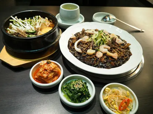 《水剌-大直店》復刻韓食本味，這鍋馬鈴薯排骨湯中了化骨綿掌