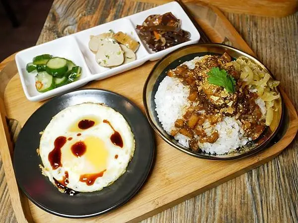 西門酒吧【台北西門町/美食】餐酒館吃金箔滷肉飯只要88元！網美都來這~巨大月亮超好拍！美翻調酒這裡有~LastOrder 餐酒館