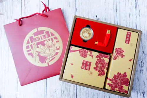 年節禮盒採購推薦 水哥食品「花開富貴年節禮盒」，開運金幣、米果、跟牛軋糖，讓你送禮送到心坎裡。