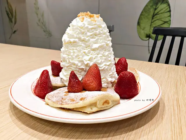 【台北 信義】Eggs n Things 台北微風松高店🍓來自夏威夷的超人氣鬆餅，高達15cm高的鮮奶油超吸睛，期間限定巧克力熔岩火山口味🍫滿滿巧克力融化你口💋鹹食也好吃，尤其沙拉根本一絕👍👍👍
