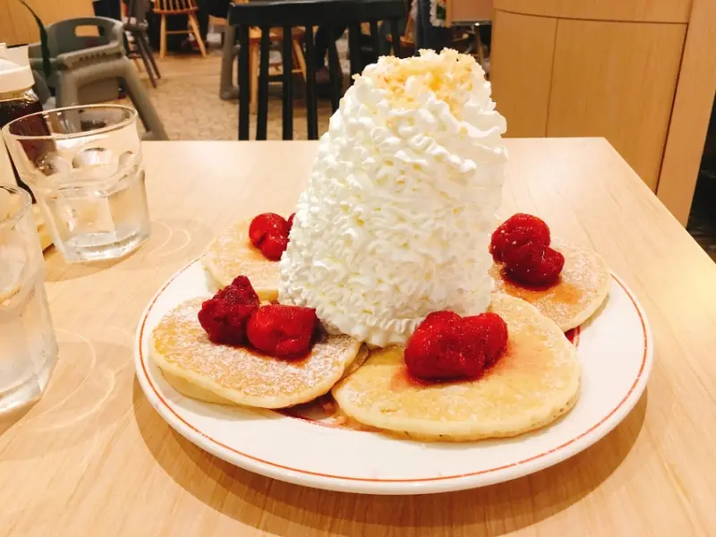 《台北❤️信義》Eggs‘n Things 爆發的鮮奶油火山鬆餅🥞小心別被奶油山淹沒惹(⁎⁍̴̛ᴗ⁍̴̛⁎)（台北美食、信義區美食、打卡美食、IG美食、IG打卡、IG甜點）