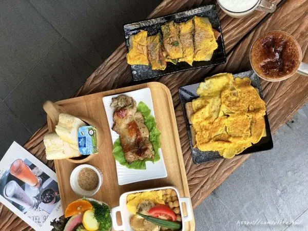 台中美食│8.9Brunch〃SOGO百貨旁工業風早午餐，裝潢好拍，推薦塔香醬燒肉蛋餅～              