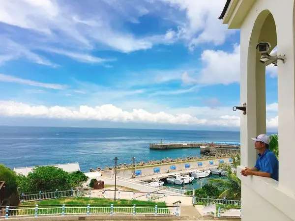 【小琉球遊客中心】島上最美的地中海遊客中心/夢幻無敵海景/捐發票送明信片/免費打卡字版拍照蒐印