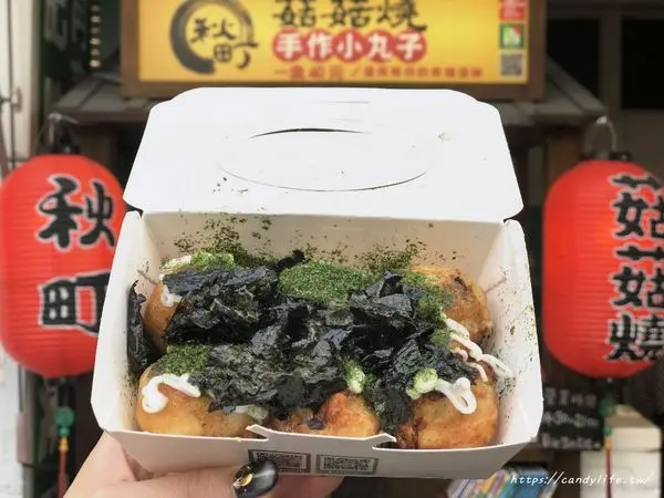 台中美食│秋町菇菇燒〃向上市場排隊人氣美食！素食版章魚燒，一顆接一顆，好吃不膩口～        
      