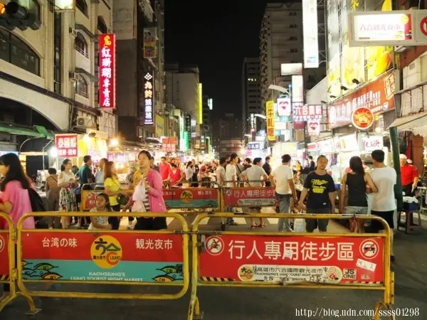 高雄新興區景點。六合觀光夜市。最具代表性的國際級老夜市 百多個攤位逛到不亦樂乎