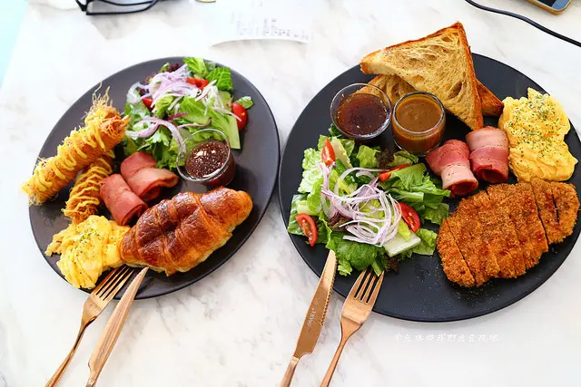 嘉義早午餐nonamelab。那個menu上的姜太公釣蝦和被淹死的豬太搞笑了