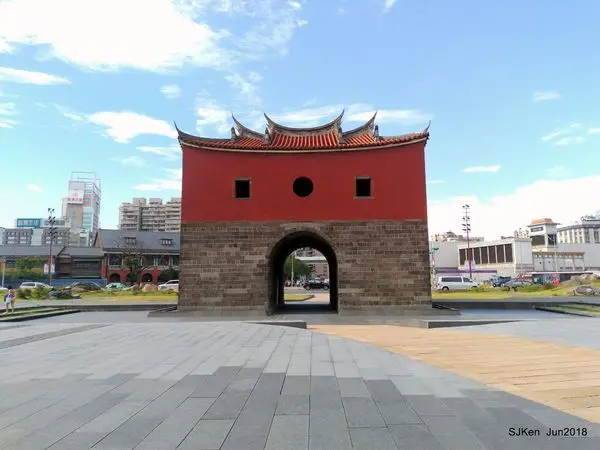 「台北北門(承恩門)」--- 百年古城門風華再現，來一趟古蹟美食觀光小旅行! 