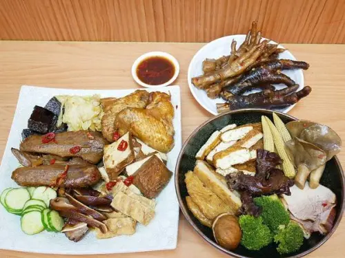 老三品雞腳-台北石牌站滷味  躲在陳季炸雞後方的紅滷  花椒香氣的滷汁超帶勁  越吃越涮嘴              