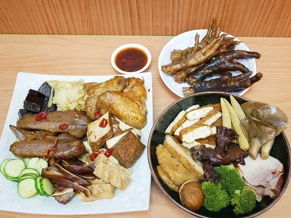 老三品雞腳-台北石牌站滷味  躲在陳季炸雞後方的紅滷  花椒香氣的滷汁超帶勁  越吃越涮嘴              