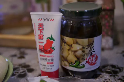 花蓮遊最佳伴手禮：曾師傅「手工現做麻糬、天下第一辣、黃金蜆剝皮辣椒、蔥餅」