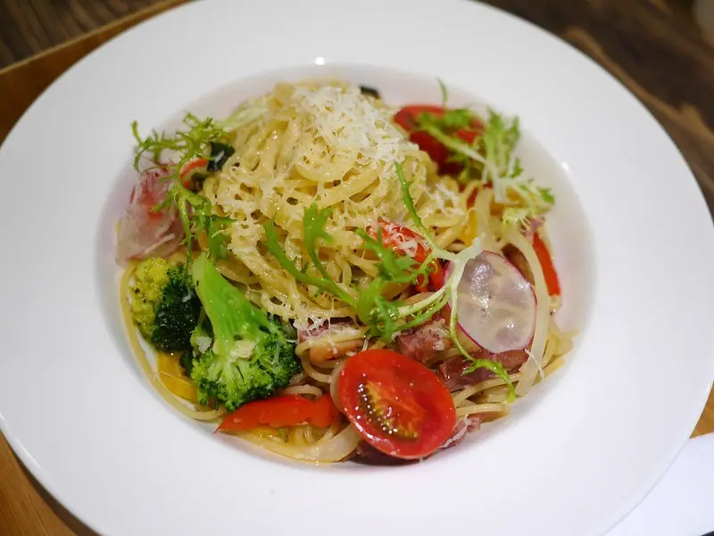 【美食】新竹市區。The Polo Cafe(巨城店)，巨城3F的咖啡屋，逛街逛累了喝杯咖啡剛剛好。義大利麵、燉飯好吃，必吃甜點舒芙蕾。