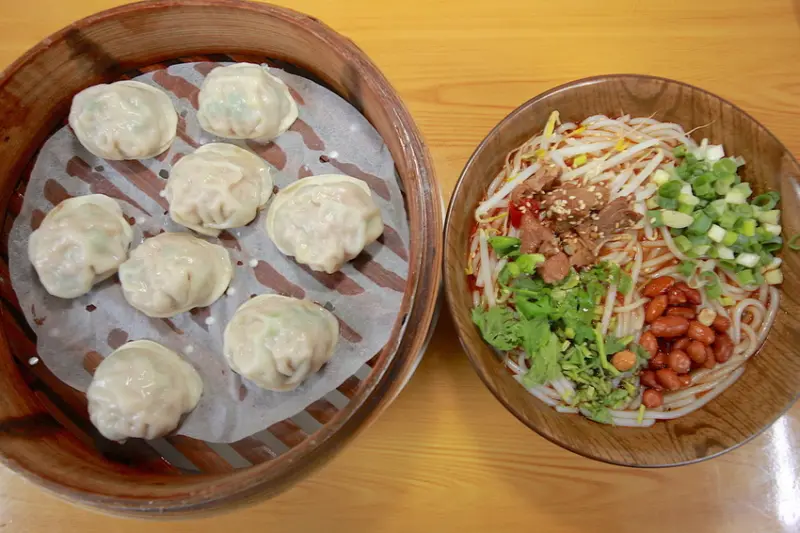 吃。高雄|岡山區。道地湖南常德美食， 麻辣滋味令人印象深刻，值得樂天小高推薦給您品嚐「嘉讚外省麵」。