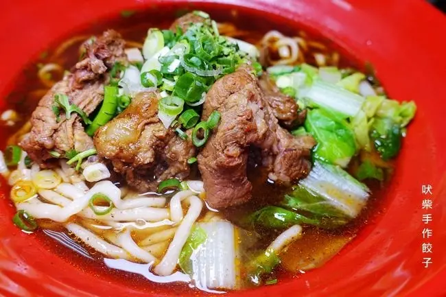 新莊美食 ▶ 吠柴手作餃子 ▶ 新莊水餃・牛肉麵專賣 很大碗或碗很大任你選 爆走柴牛筋拉麵必吃 快來把小鮮肉帶出場