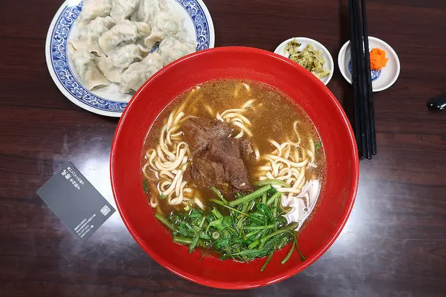 【新莊美食】吠柴|餃子牛肉麵專賣店，想不到新莊也有文青麵館!!特製酸菜、辣牛油味道無極限/新莊小吃/中港路美食@鮪魚的奶奶
