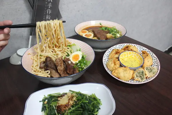 台北美食｜吠柴手作餃子-內用免費加湯不用錢，牛肉拉麵CP值爆高