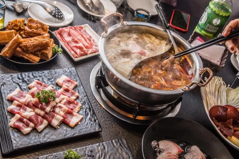 [台北松山]台北麻辣火鍋推薦，十年磨一劍！消失十年的麻辣鮮香風味再現！辣上癮麻辣鴛鴦火鍋 - 大手牽小手。玩樂趣