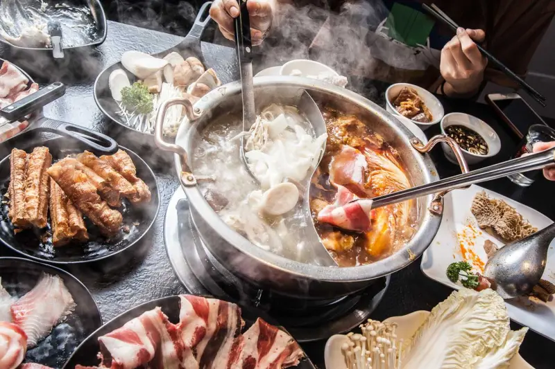 [台北松山]睽違十年！老台北人最愛麻辣鍋強勢回歸！辣上癮極品麻辣鴛鴦 - 大手牽小手。玩樂趣