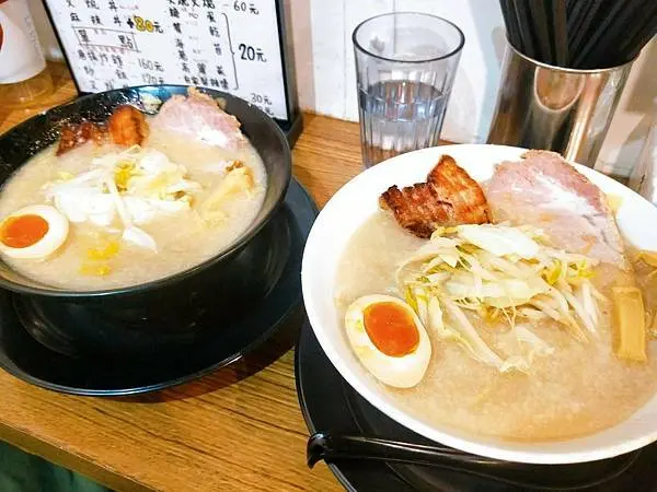 美食【台北市。豚人ラ－メン_台灣本店】第一次加麵免費｜炒飯必加點｜東區人氣拉麵店