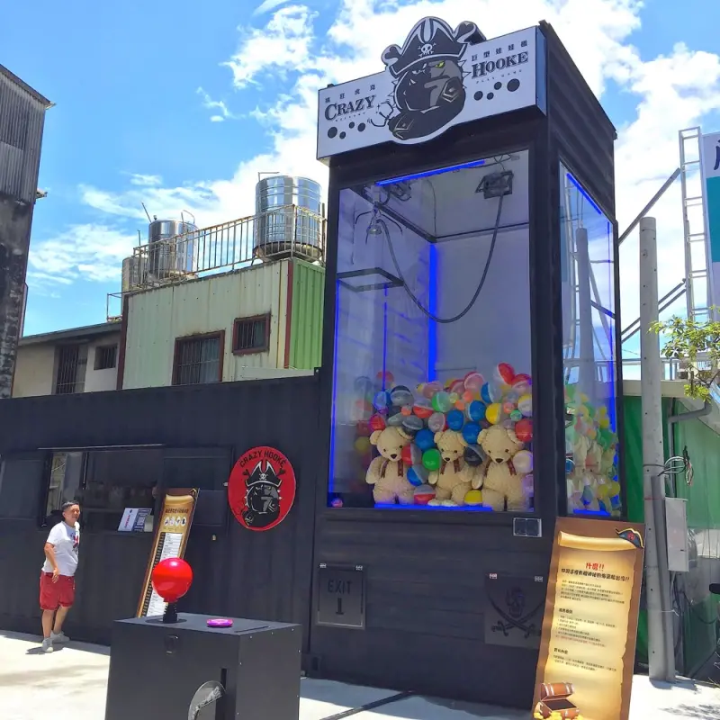 瘋狂虎克巨型娃娃機：台南超狂巨大娃娃機，單次百元，抓住夢想！最大獎是PS4，還有機會加贈免費的VR實境體感遊戲 - 進食的巨鼠