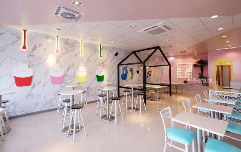 台中西屯│7-11科雅門市-中科網美系小7，整個就是適合IG拍照打卡的粉嫩場景 - 藍色起士的美食主義