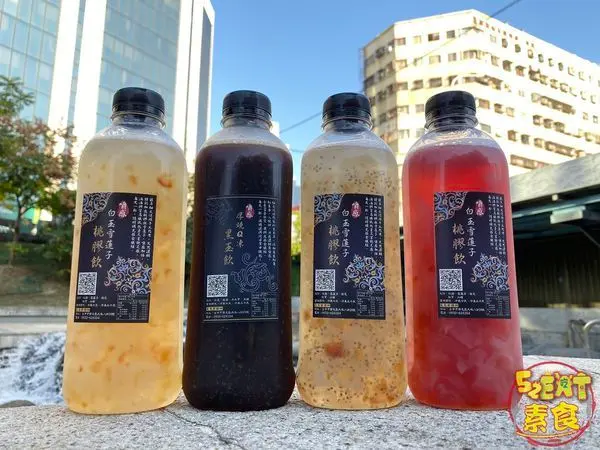 台中第五市場美食黑白木耳飲》白玉雪蓮桃膠飲．厚燒Q凍黑玉飲~輕鬆補充膠原蛋白讓妳年輕Q彈看得見！台中樂群街必吃美食小吃餐廳推薦－覓覓食務所。