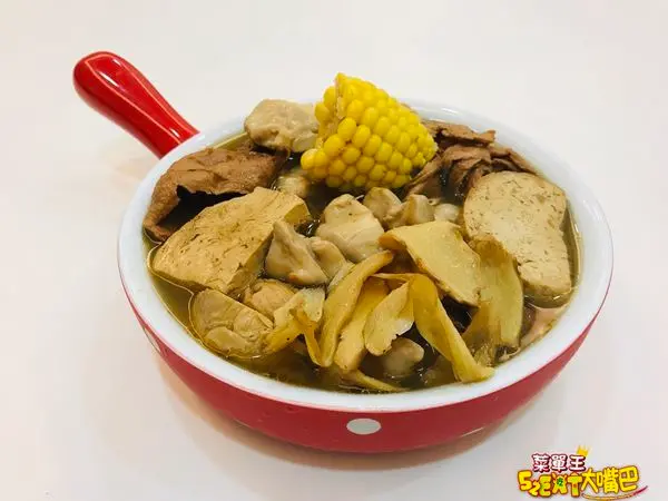 台中團購宅配素蔬食麻油燒酒雞鍋》覓覓食務所素蔬食火鍋－無肉也歡！料多到快滿出來的霸氣麻油燒酒雞鍋～台中素蔬食必吃美食小吃餐廳推薦。