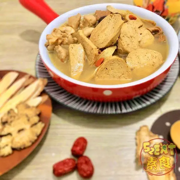 台中團購美食麻油燒酒素雞鍋》覓覓食務所養身藥膳鍋－無肉也歡！料多到快滿出來的霸氣麻油燒酒雞鍋～台中素蔬食必吃美食小吃餐廳推薦。