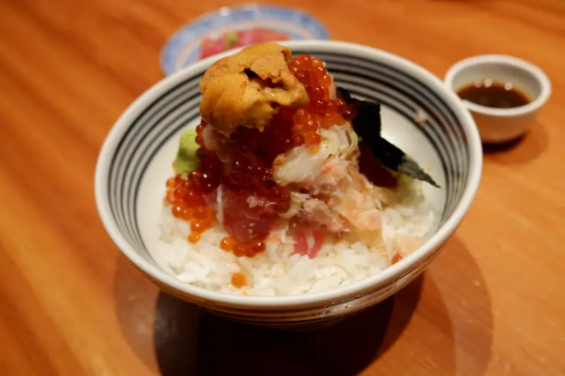 日本橋海鮮丼つじ半 - 華麗海鮮珠寶盒的美味逆襲