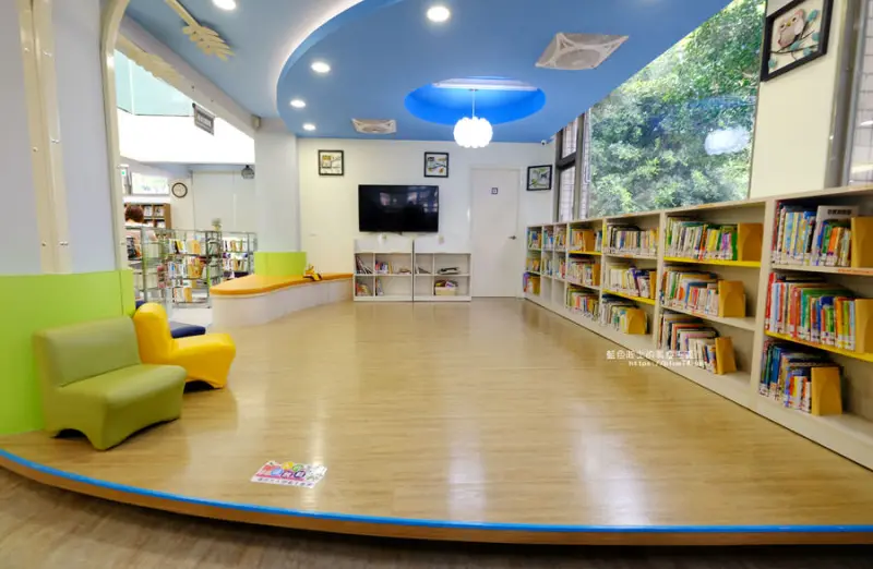 台中大雅│大雅圖書館-空間大改造的20年圖書館.大片玻璃有著大雅國小的綠意與充足光線 - 藍色起士的美食主義