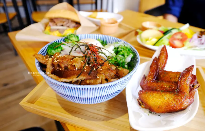 台中西區│三合葉醬燒料理-價位都不超過二百元.有丼飯.漢堡和沙拉及炸物.還有兒童遊戲區喔~ - 藍色起士的美食主義