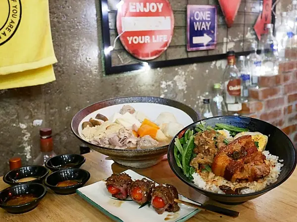 紅屋頂關東煮-逢甲特色關東煮  煮物、烤物、炸物一次享受  也能品嘗原住民特色手作料裡              