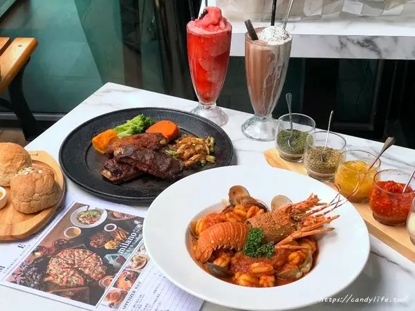 彰化美食│米蘭街義式小館-員林店〃老宅改建而成的玻璃屋，自製7種手工義大利麵條，多人分享餐量超多，物超所值！        
      