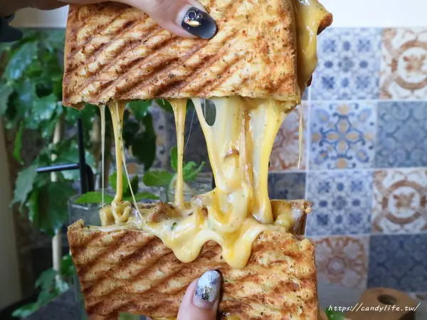 台中美食│Toastage 土司盛世〃起司控們注意！超邪惡勘西美食登場啦～              