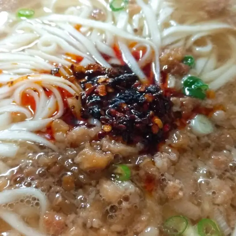 台中靜宜貨櫃黃昏午夜美食/在地人習慣的Qㄉㄟㄉㄟ陽春麵