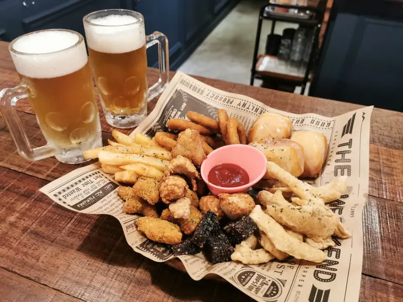 (板橋車站)板橋聚餐地點-G+9鮮釀餐廳-板橋國光店,鹹酥雞,麻辣,精釀啤酒,炸物拼盤,夜晚放鬆聚餐好地點,大方提供試飲