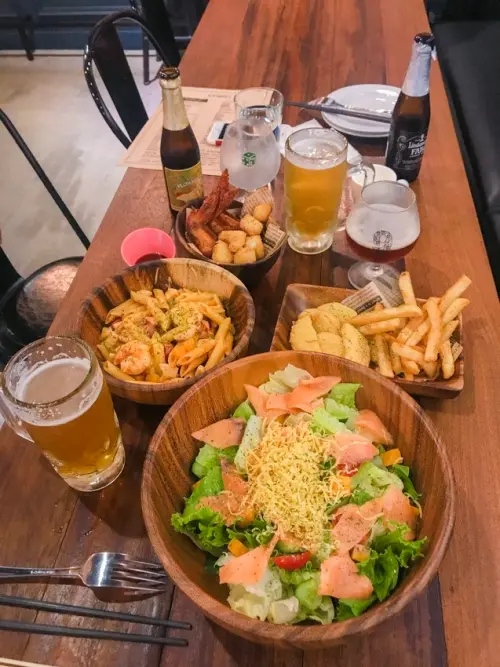 G+9鮮釀餐廳 板橋深夜小酌 精釀啤酒 輕食木碗沙拉 炸物 球賽轉播大螢幕 (附菜單)