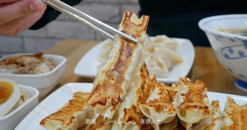 【板橋鍋貼，水餃】永和知名鍋貼店到板橋展店囉！佳佳香鍋貼板橋店 30年專賣鍋貼店│板橋鍋貼│板橋平價美食 ❤跟著Livia享受人生❤