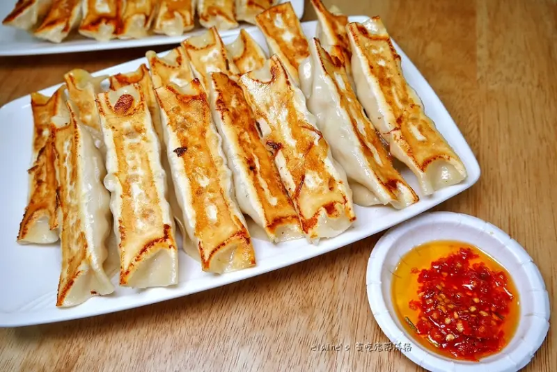 吃。新北板橋《佳佳香鍋貼 板橋店》鍋貼硬是比連鎖店還要大顆，皮Q內餡飽滿，還有水餃.小菜.豆漿不要錯過。板橋鍋貼水餃推薦