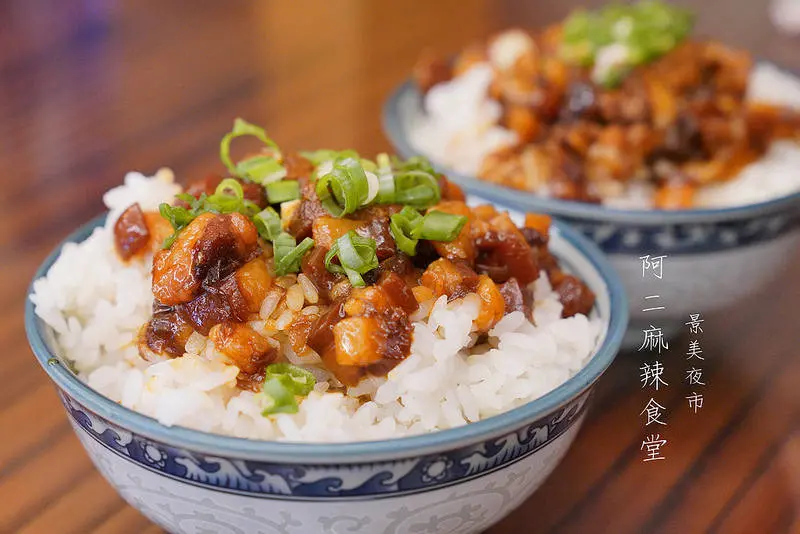 【景美美食】阿二麻辣食堂‧景美堂｜麻辣魯肉拌飯｜景美夜市｜景美小吃｜