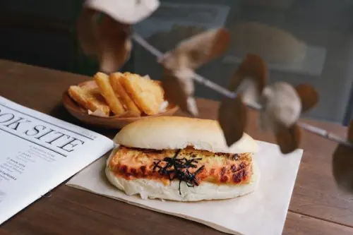 【食記】台中・西區｜春丸餐包製作所：以手心的溫度傳達小麥溫暖的香味・多種鹹甜口味的手作自製餐包・街辺店