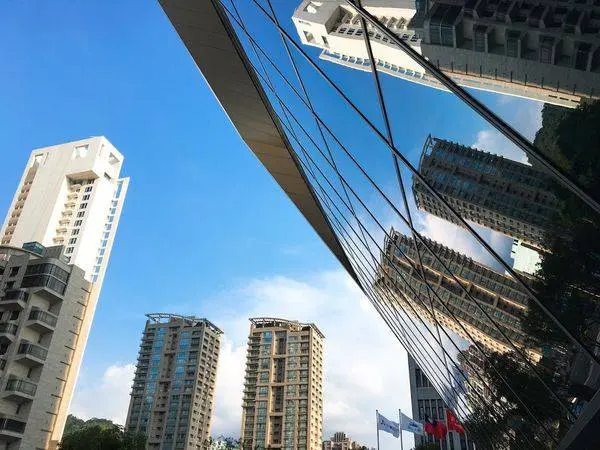 【台北微風南山廣場/星藝術家の星畫展免費參觀】2018台北信義區新景點/台北新地標鑽石級建築/波波閃拍大型裝置藝術的打卡景點