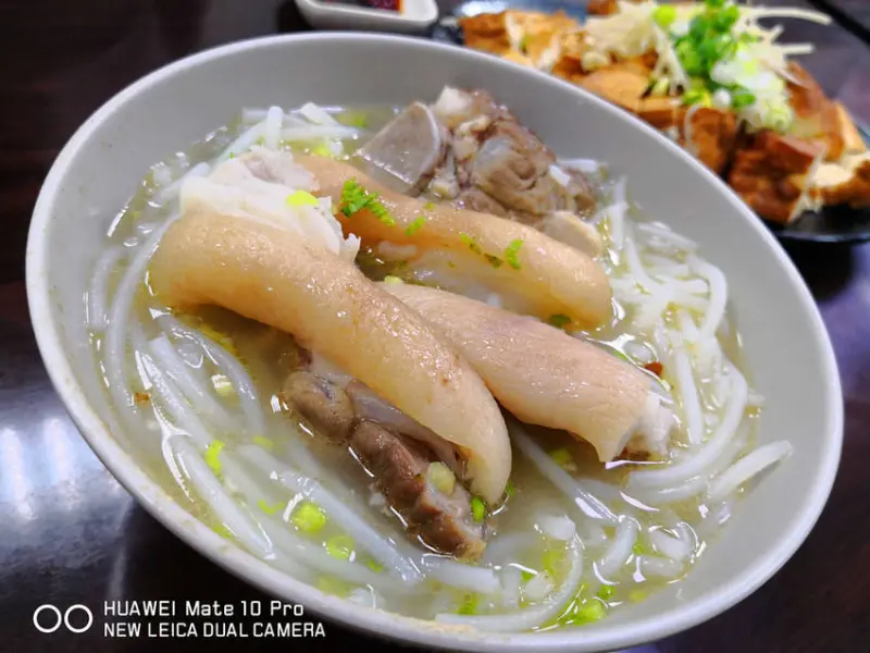 【食。中和】劉阿寄古早味米粉湯〜人氣爆旺銅板美食，黑白切種類多大份量！湯頭濃郁清甜，一碗接一碗停不下來！