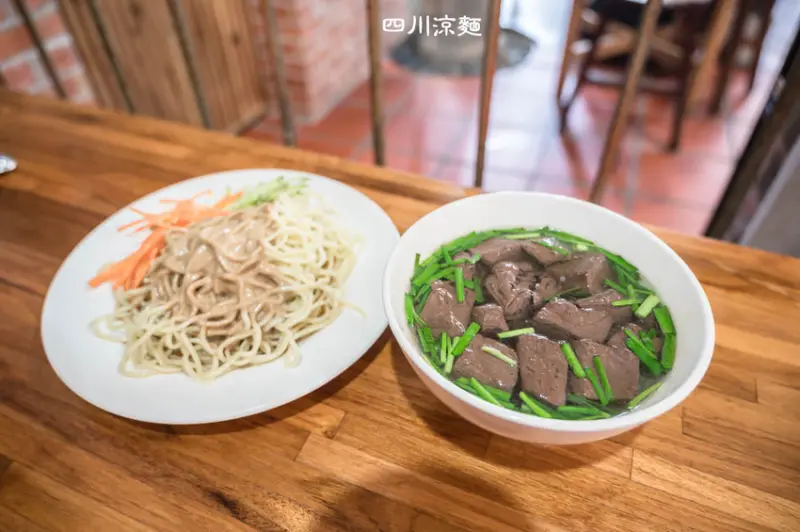 ｜苗栗美食｜苑裡四川涼麵‧良麵，紅磚頭復古內部裝潢，來這必吃的在地美食 - Hallo！Im 婷兒