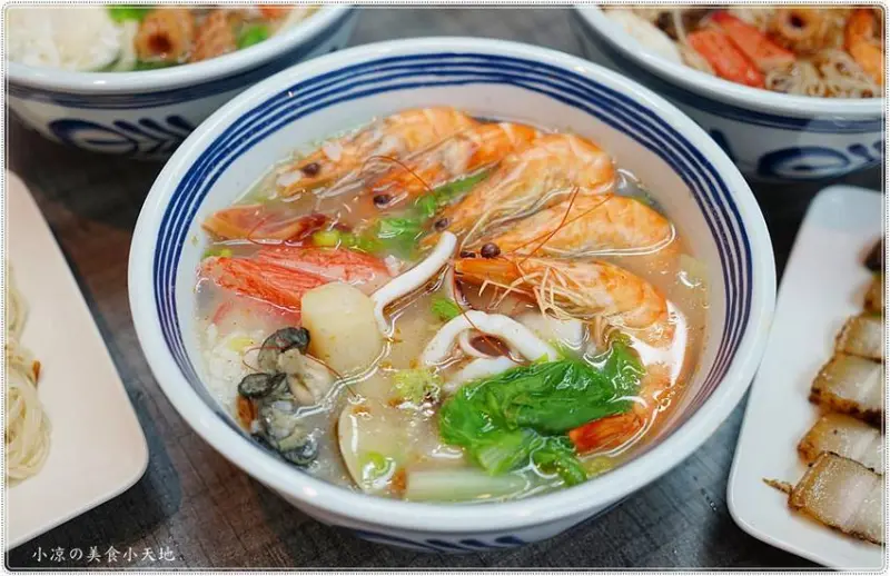 台中海鮮粥║超澎派海鮮粥老闆佛心來著，滿滿的料不手軟，獨家鮮蚵麻油麵線、鹹豬肉吃上癮~ - 小凉的美食小天地
