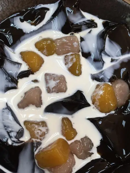 【食】苗栗南庄--日宣嫩仙草/雪花冰，料多味美價錢實在喔！